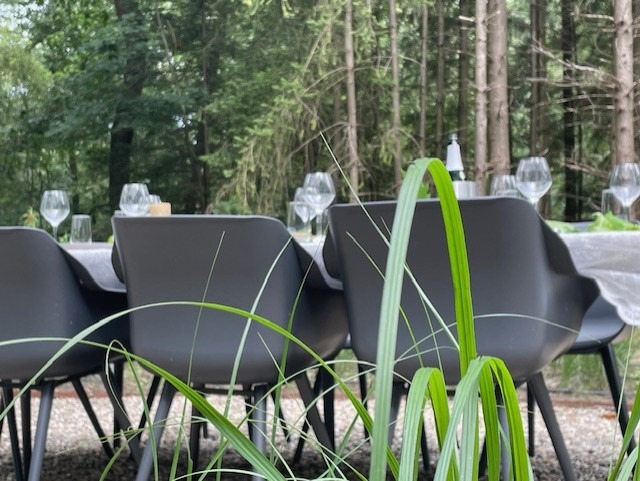 Eettafel in de tuin bij Buitenhuis Bennekom