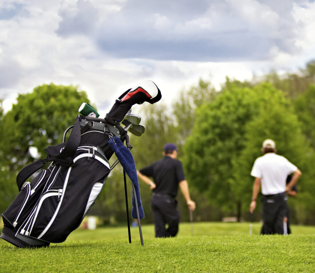 golfers in bosrijke baan